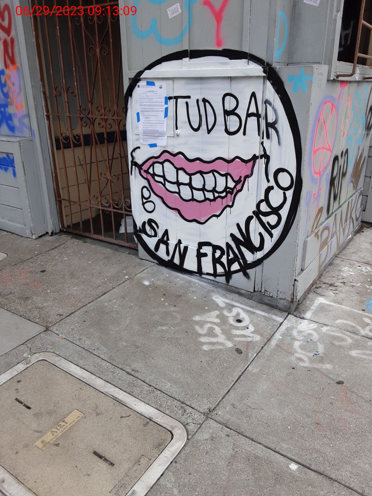 Graffiti at 399 09TH ST