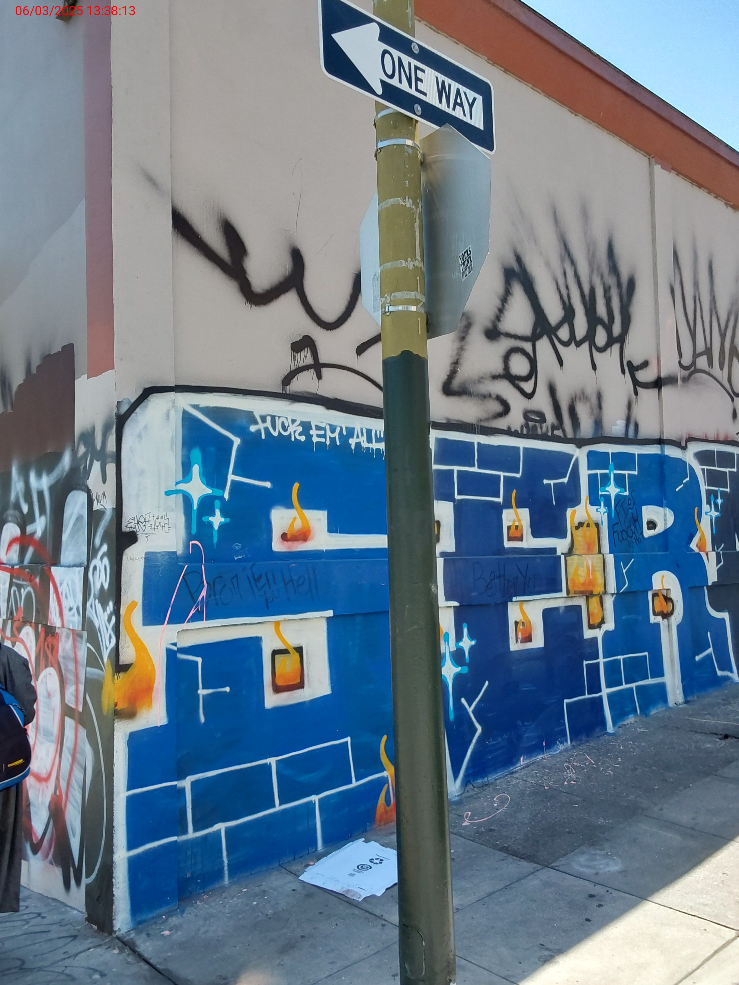 Graffiti at 825 POLK ST