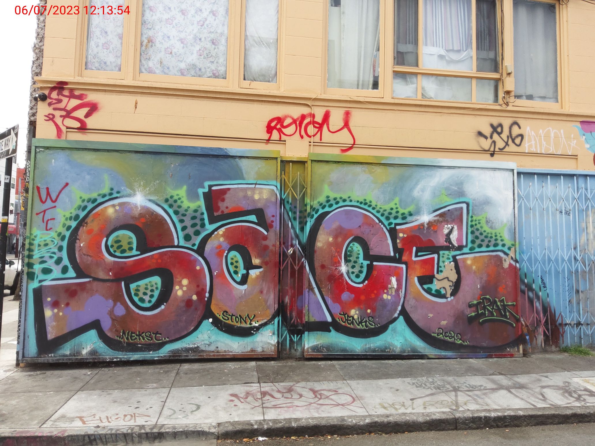 Graffiti at 2146 MISSION ST