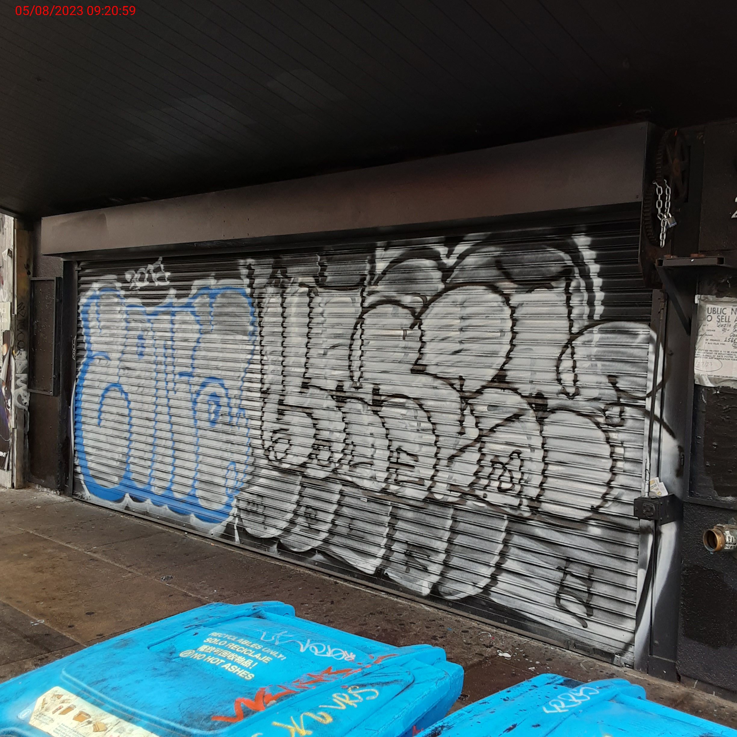 Graffiti at 2565 MISSION ST