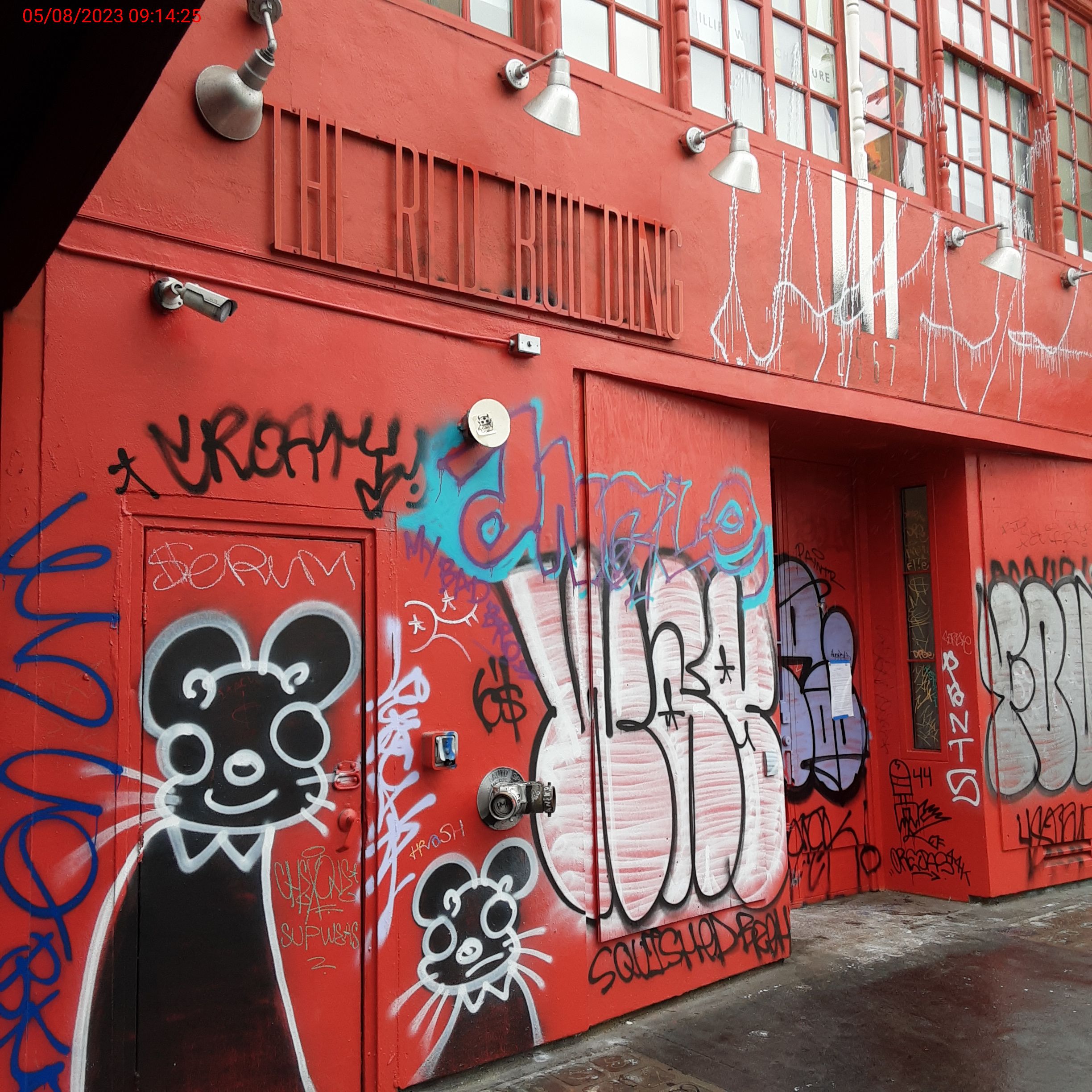 Graffiti at 2567 MISSION ST