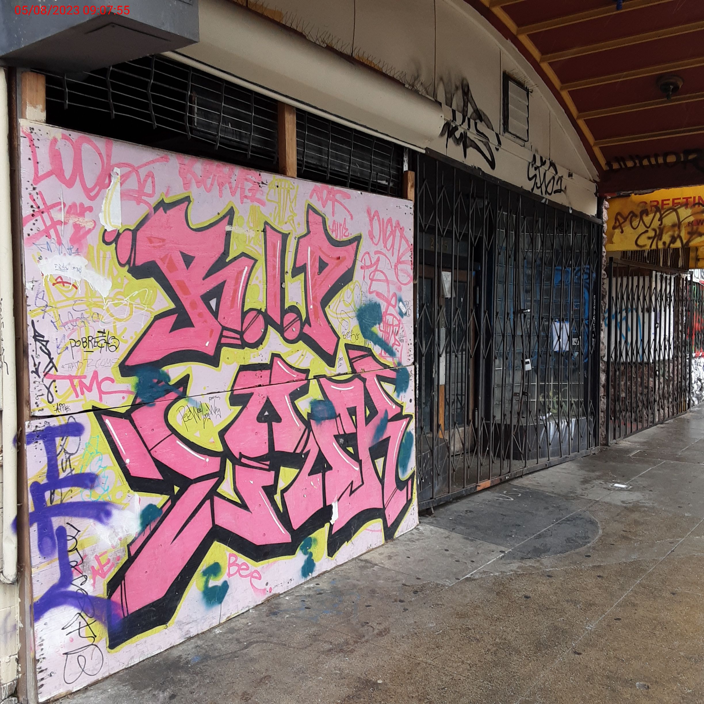 Graffiti at 2575 MISSION ST