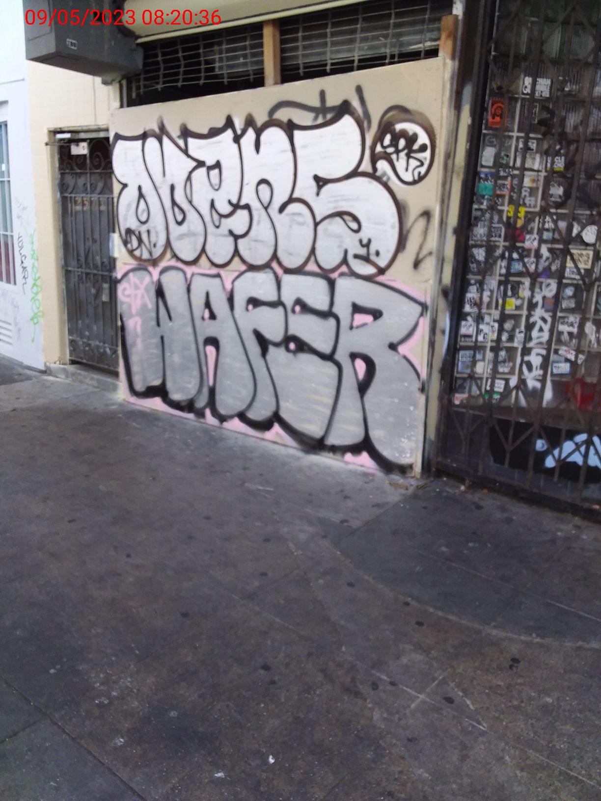 Graffiti at 2575 MISSION ST