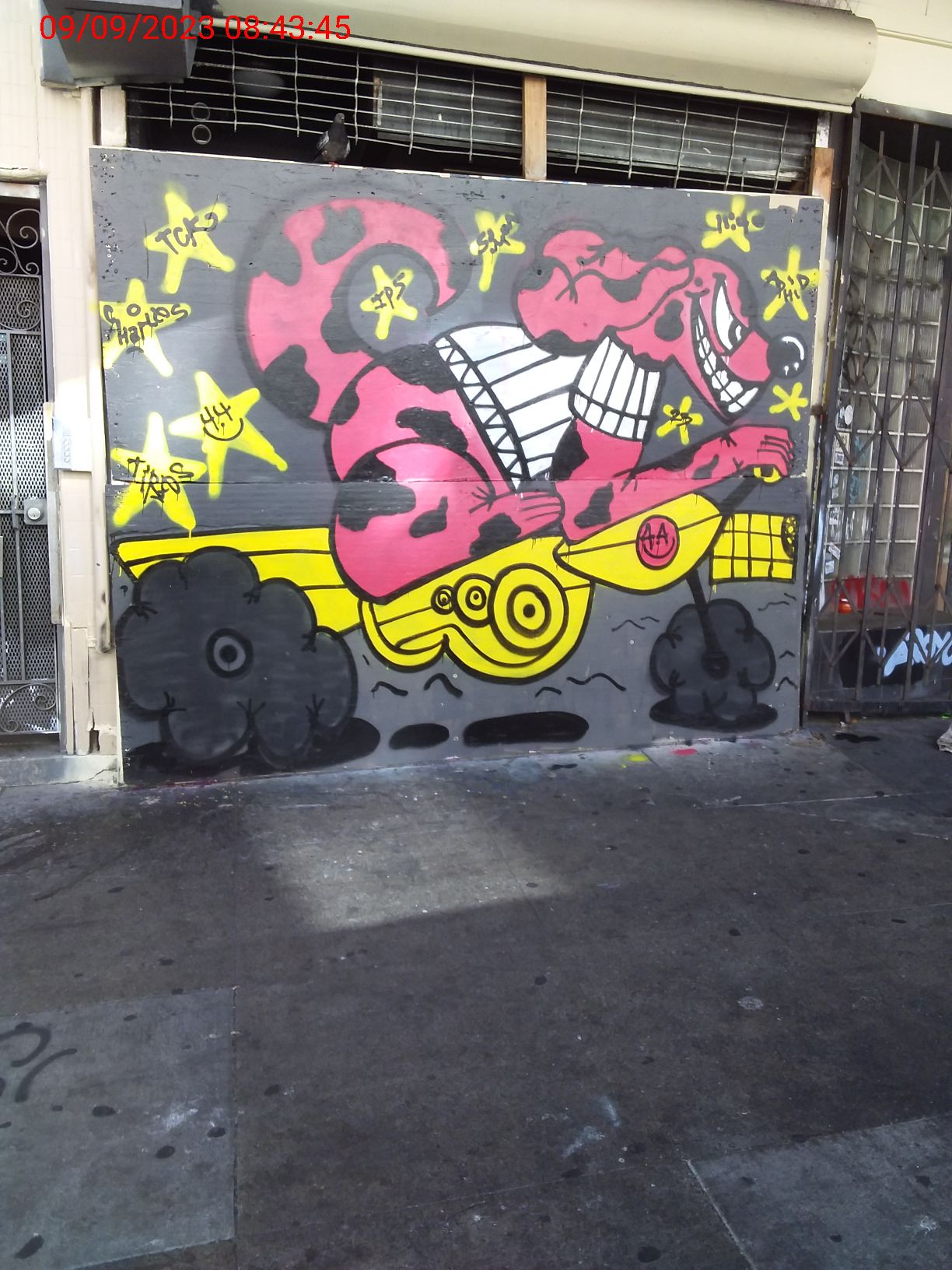 Graffiti at 2575 MISSION ST