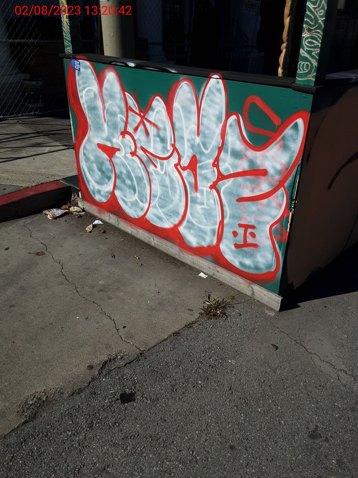 Graffiti at 901 DIVISADERO ST