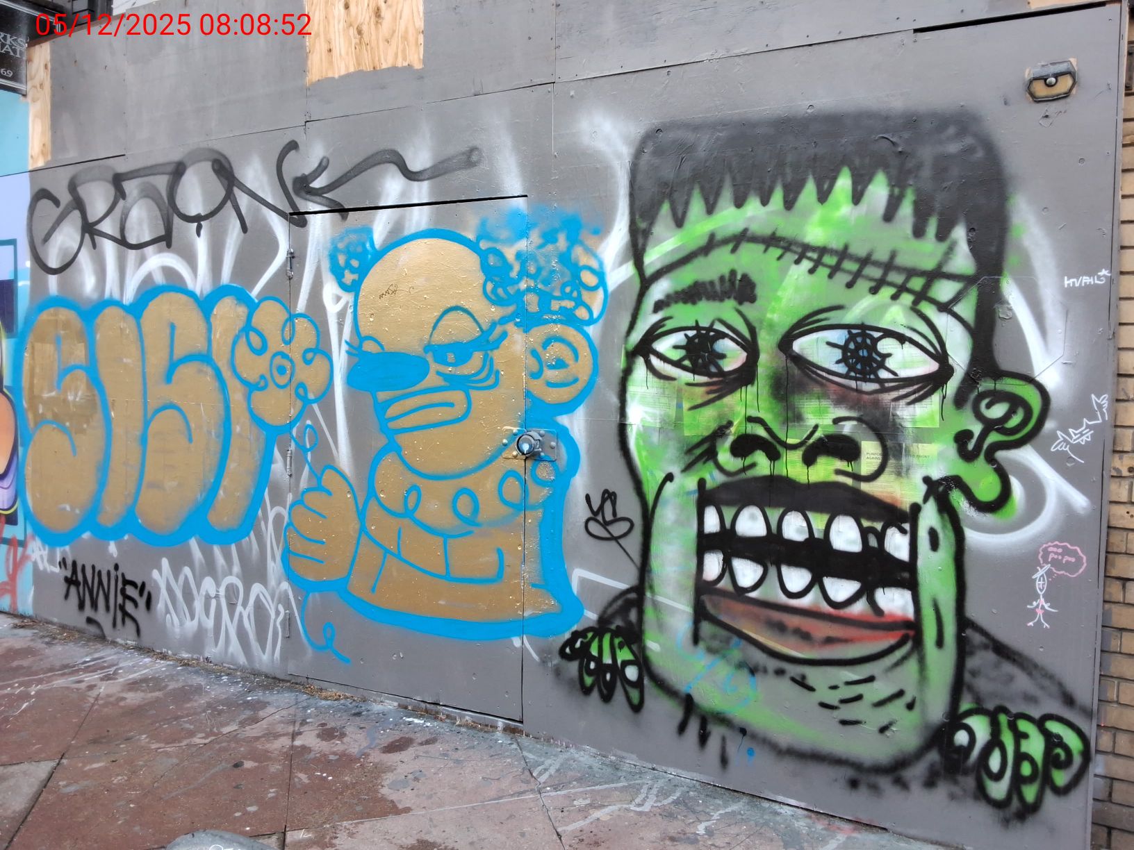 Graffiti at 977 VALENCIA ST