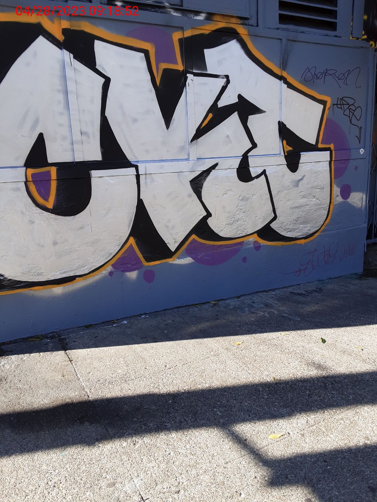 Graffiti at 401 Haight St