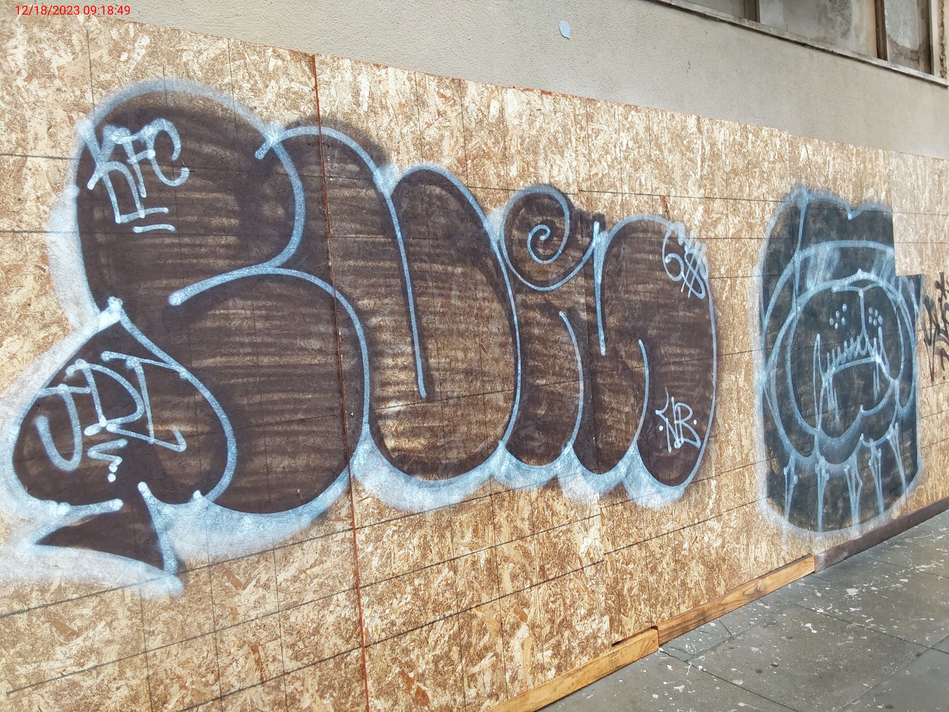 Graffiti at 1106 VALENCIA ST