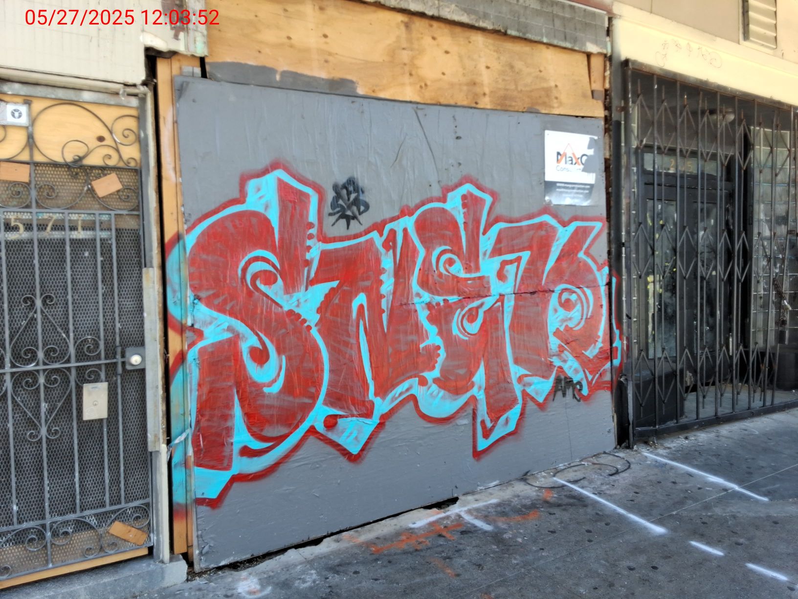 Graffiti at 2571 MISSION ST