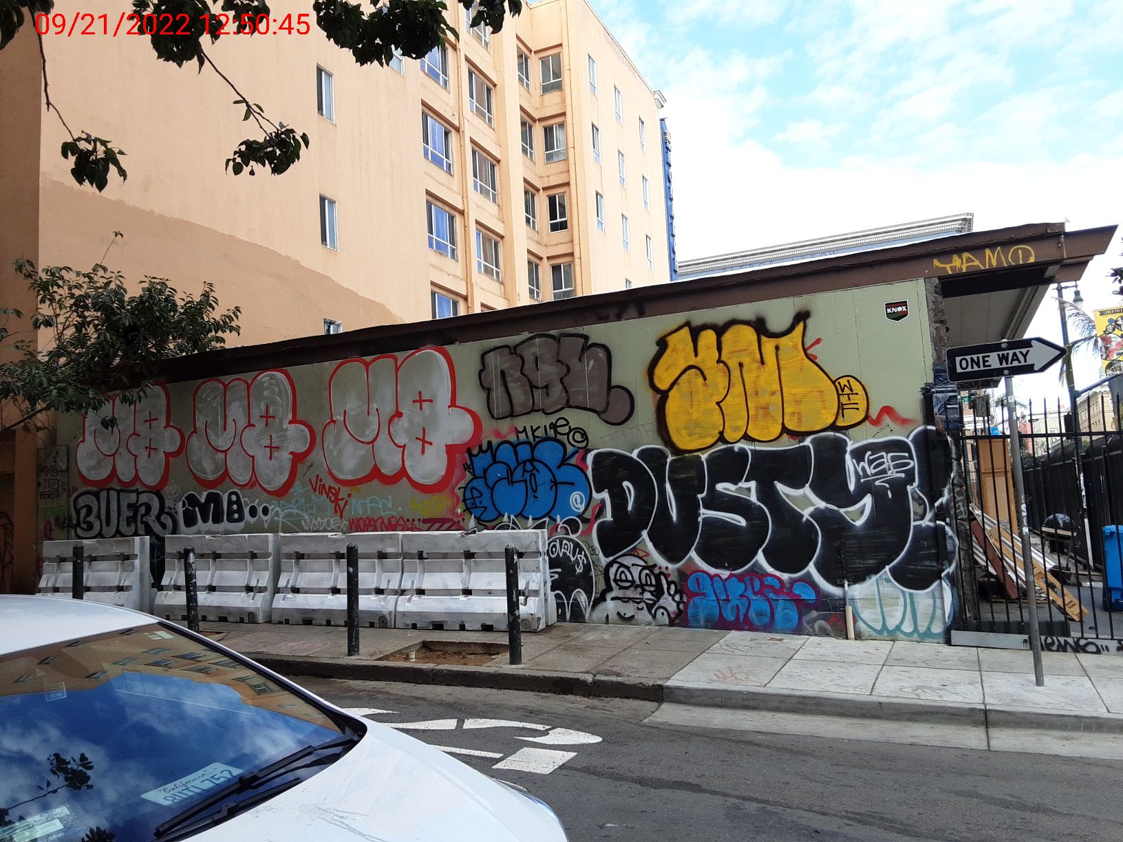 Graffiti at 999 Polk St