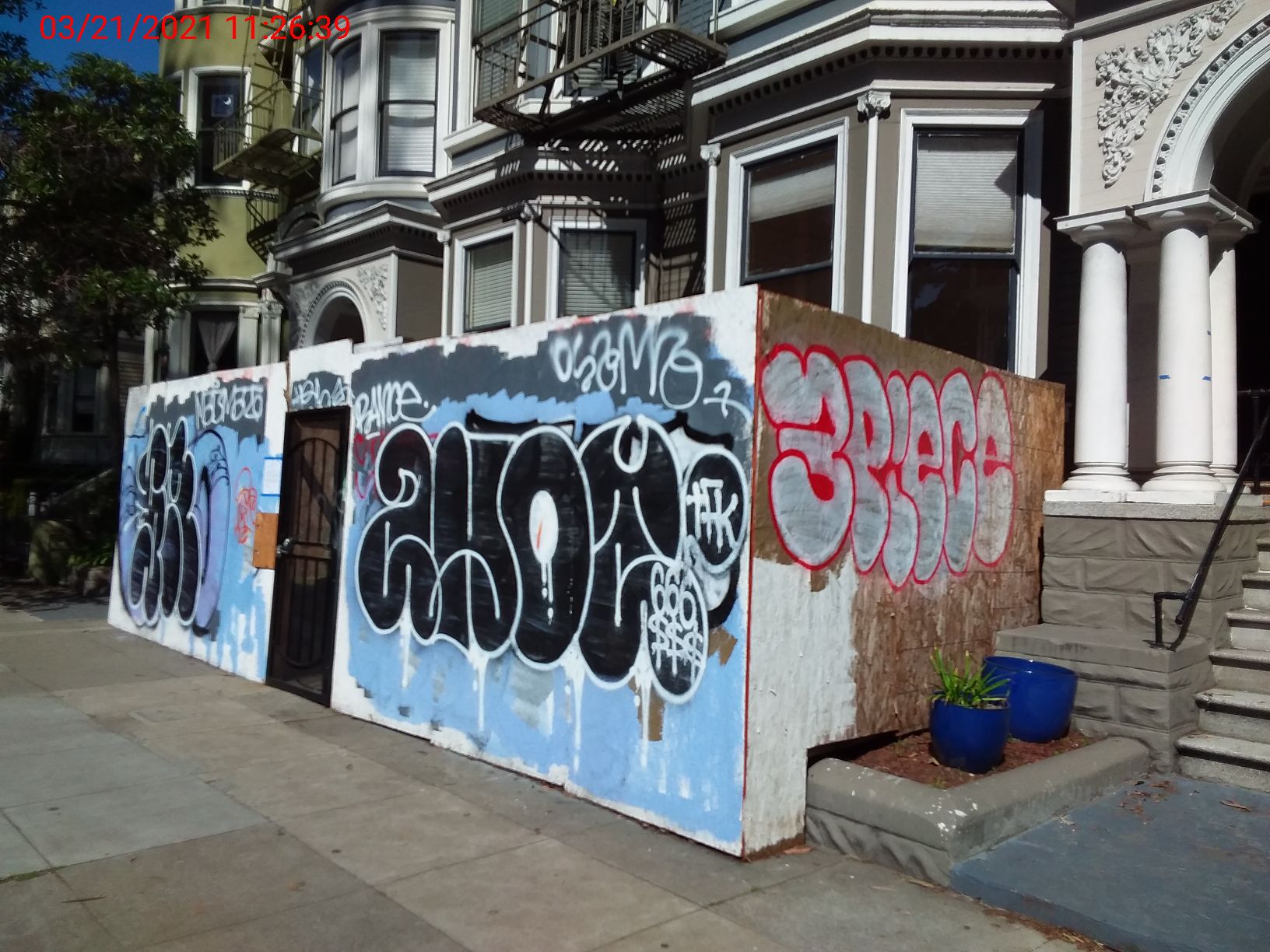 Graffiti at 1842 FELL ST