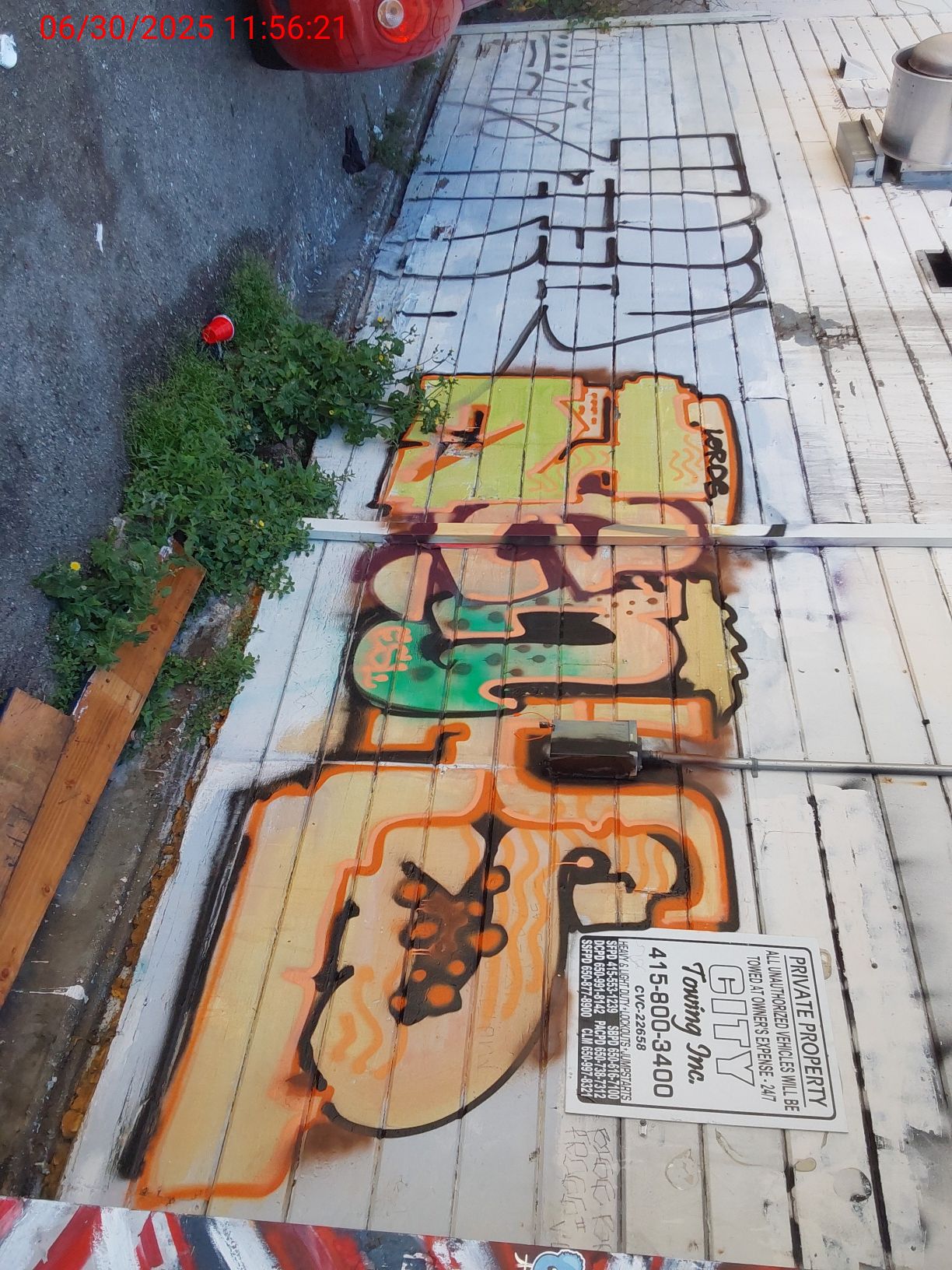 Graffiti at 464 BROADWAY