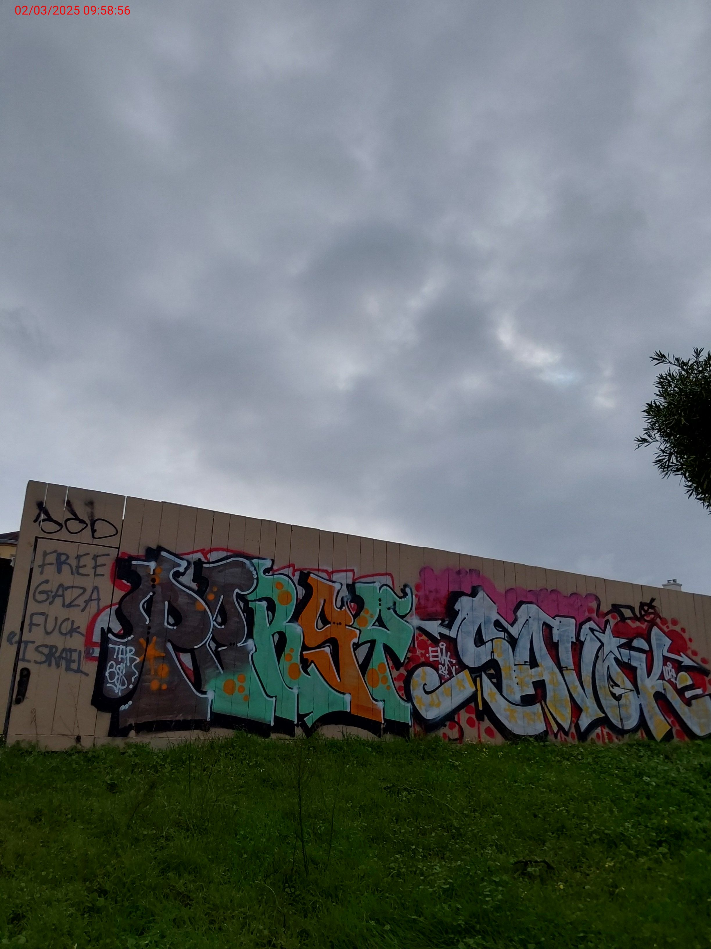 Graffiti at 90 DENSLOWE DR