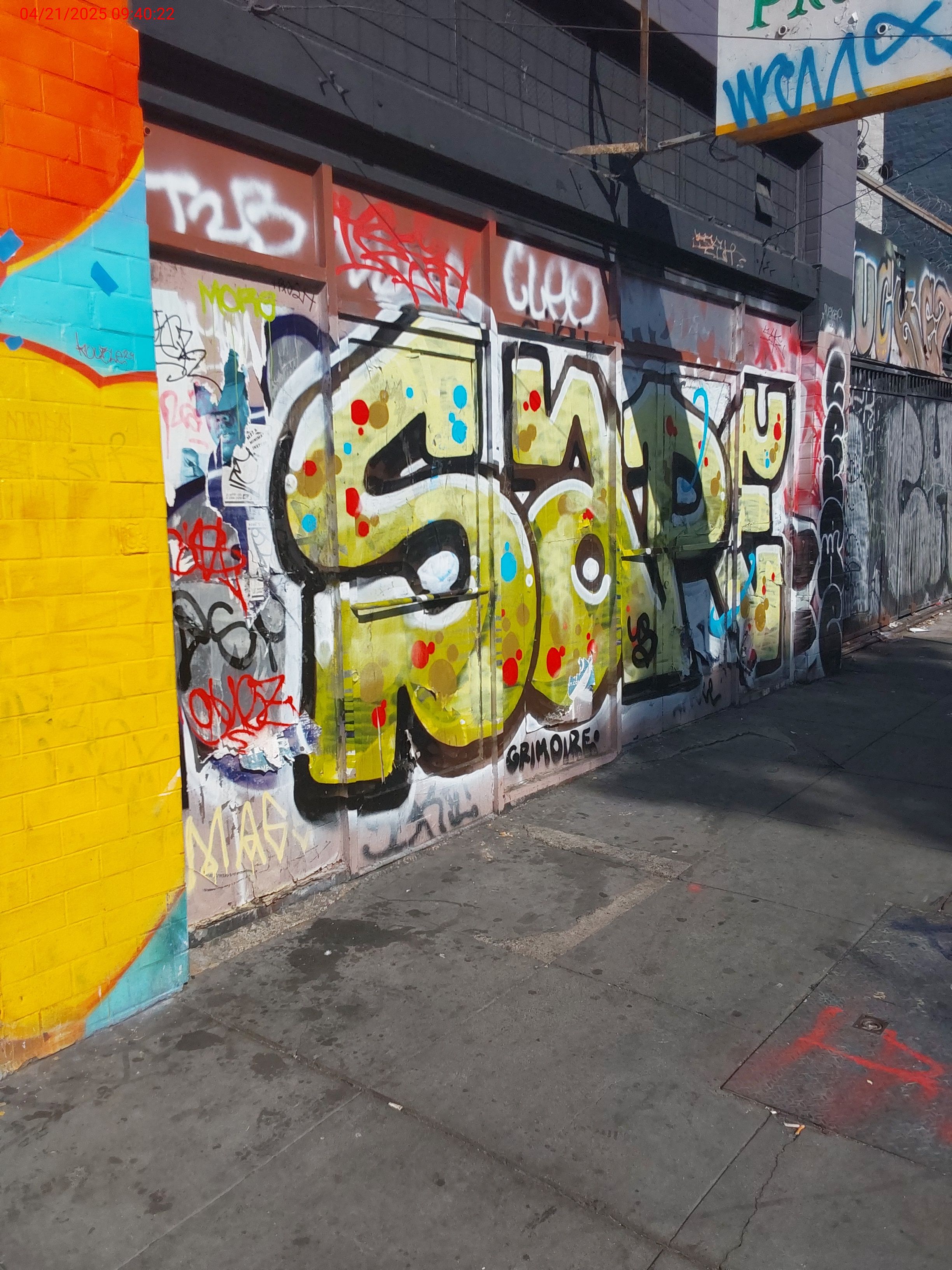 Graffiti at 901 LARKIN ST
