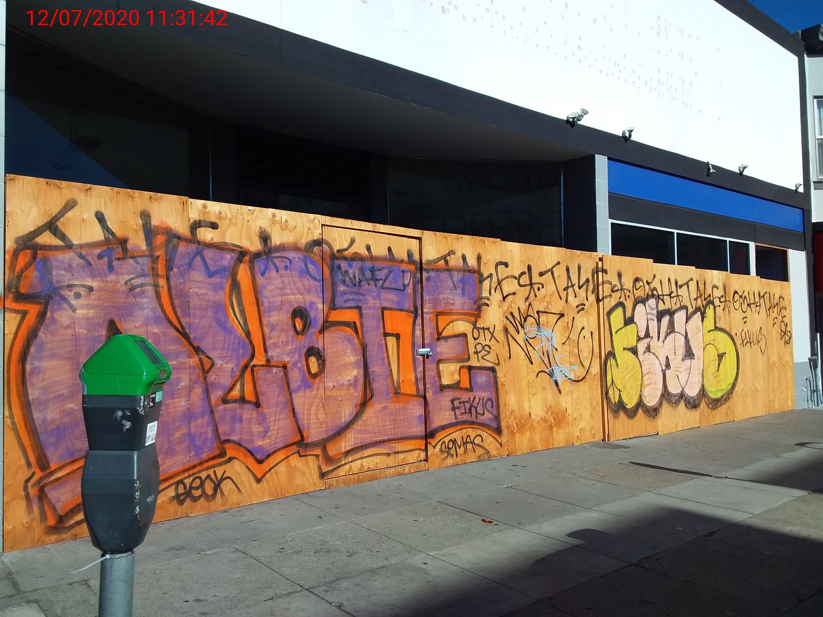 Graffiti at 820 CLEMENT ST