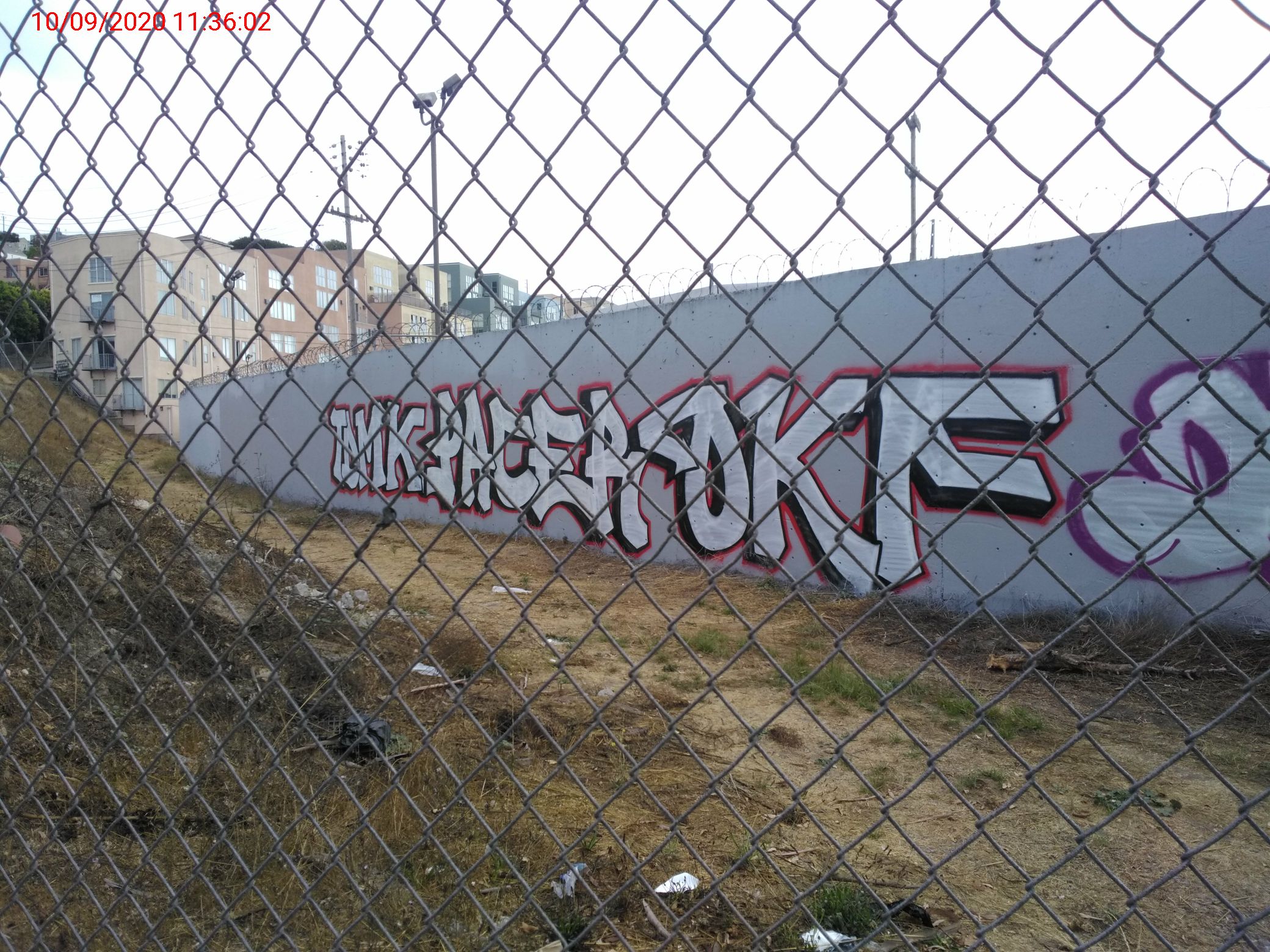 Graffiti at 2550 CESAR CHAVEZ ST