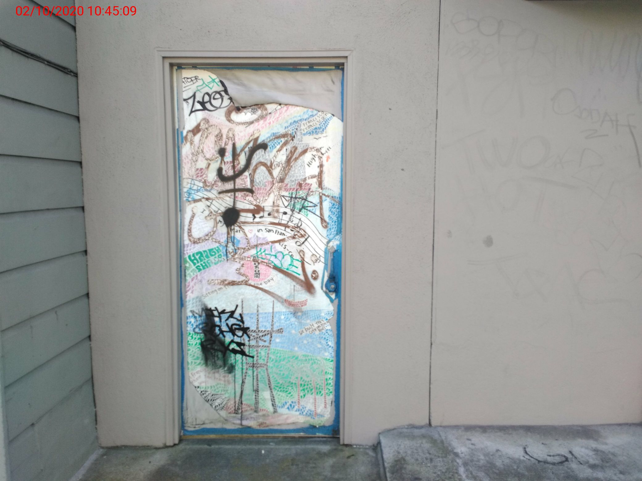 Graffiti at 1425 OAK ST