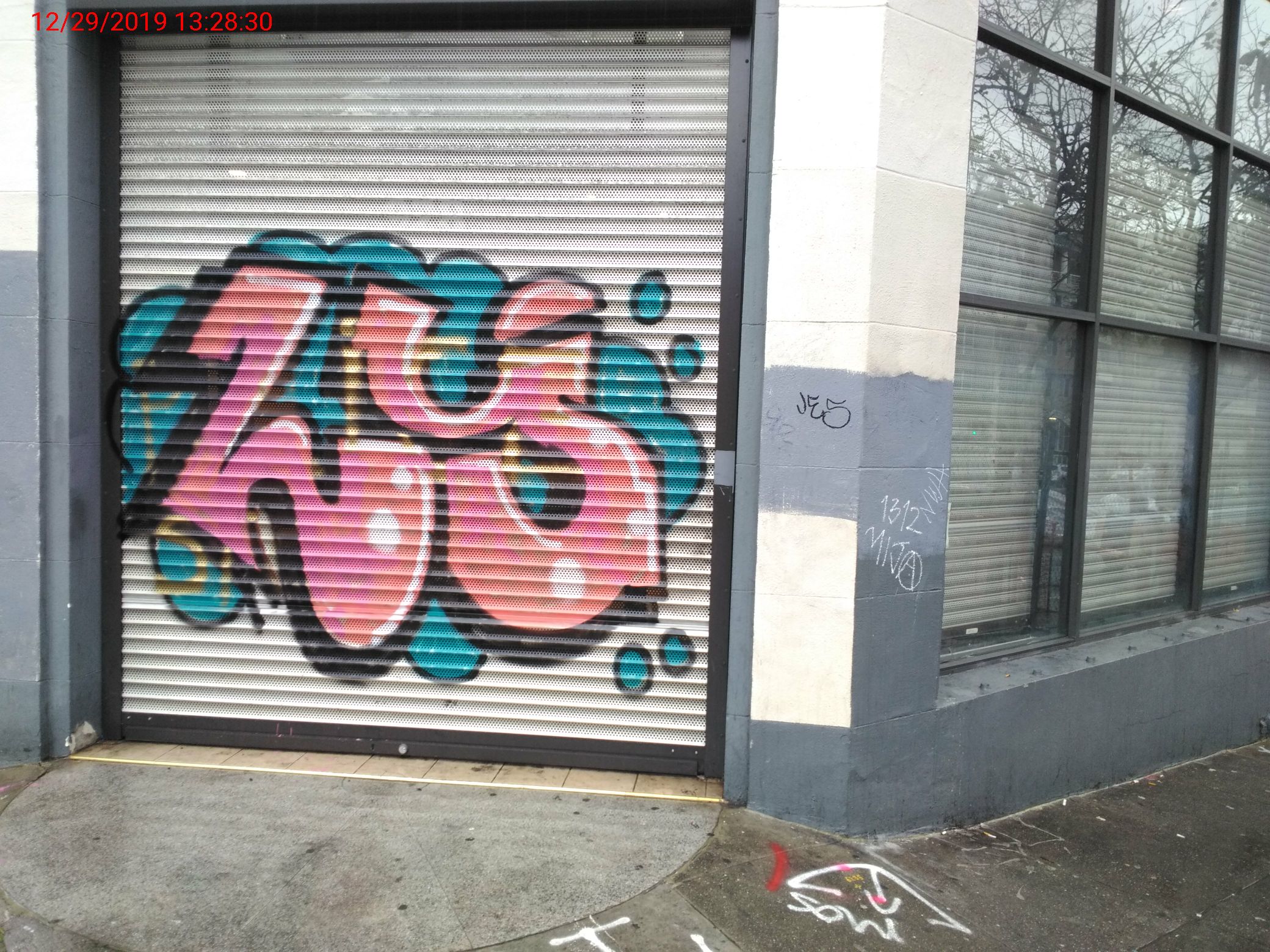 Graffiti at 928 VAN NESS AVE