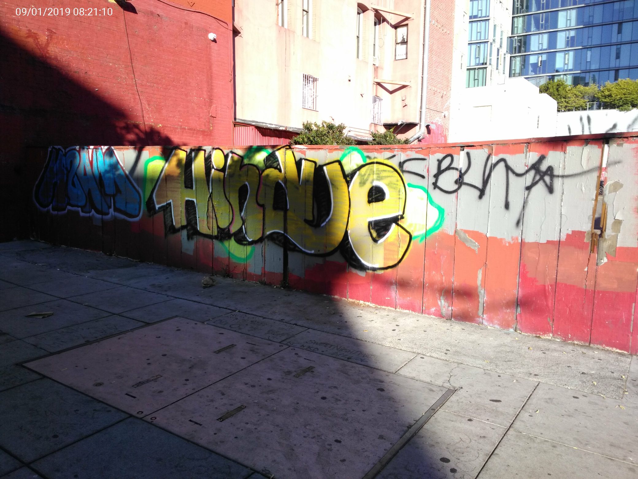 Graffiti at 1270 MISSION ST