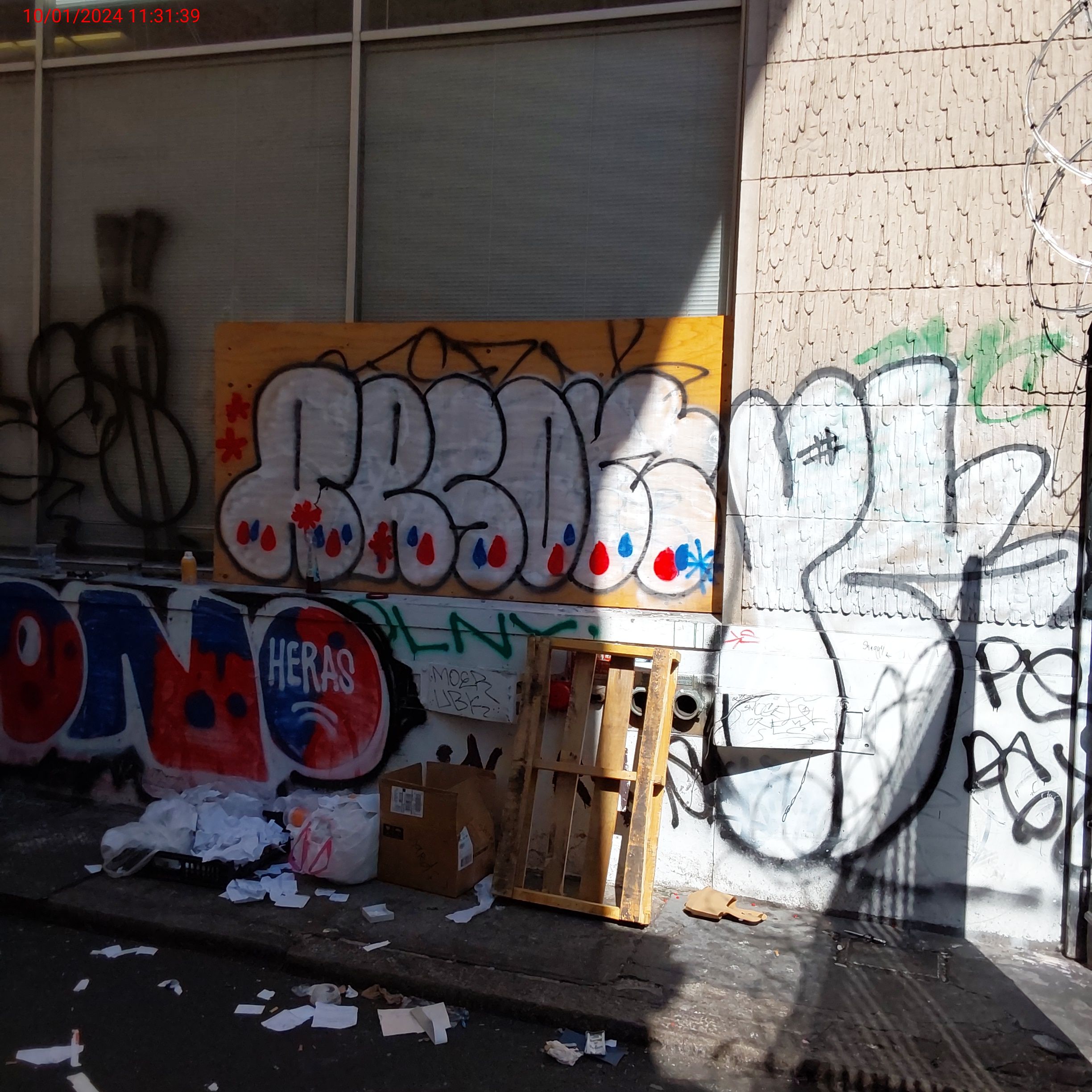 Graffiti at 425 MASON ST