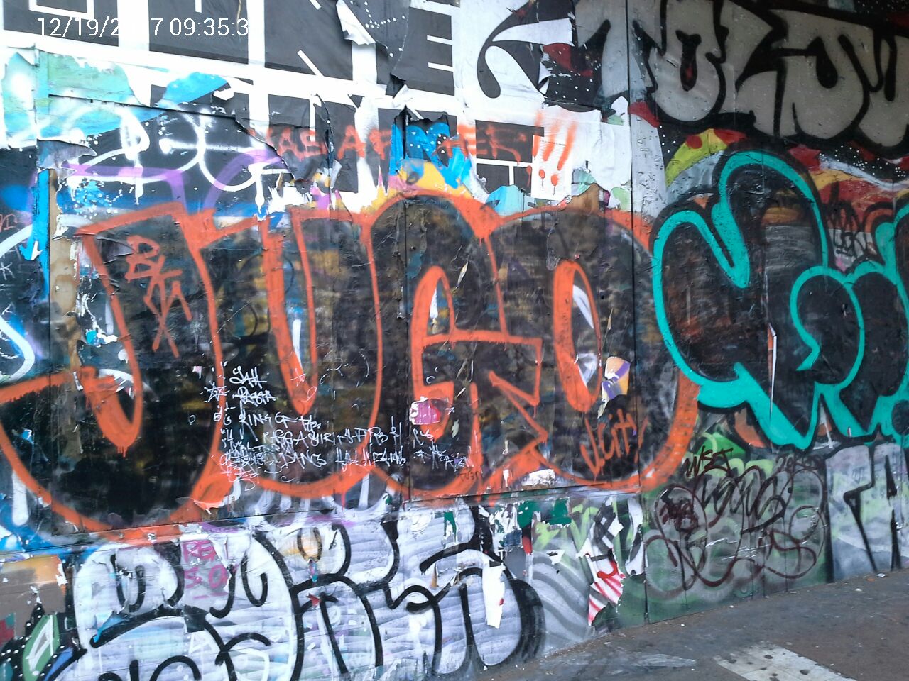 Graffiti at 2465 MISSION ST