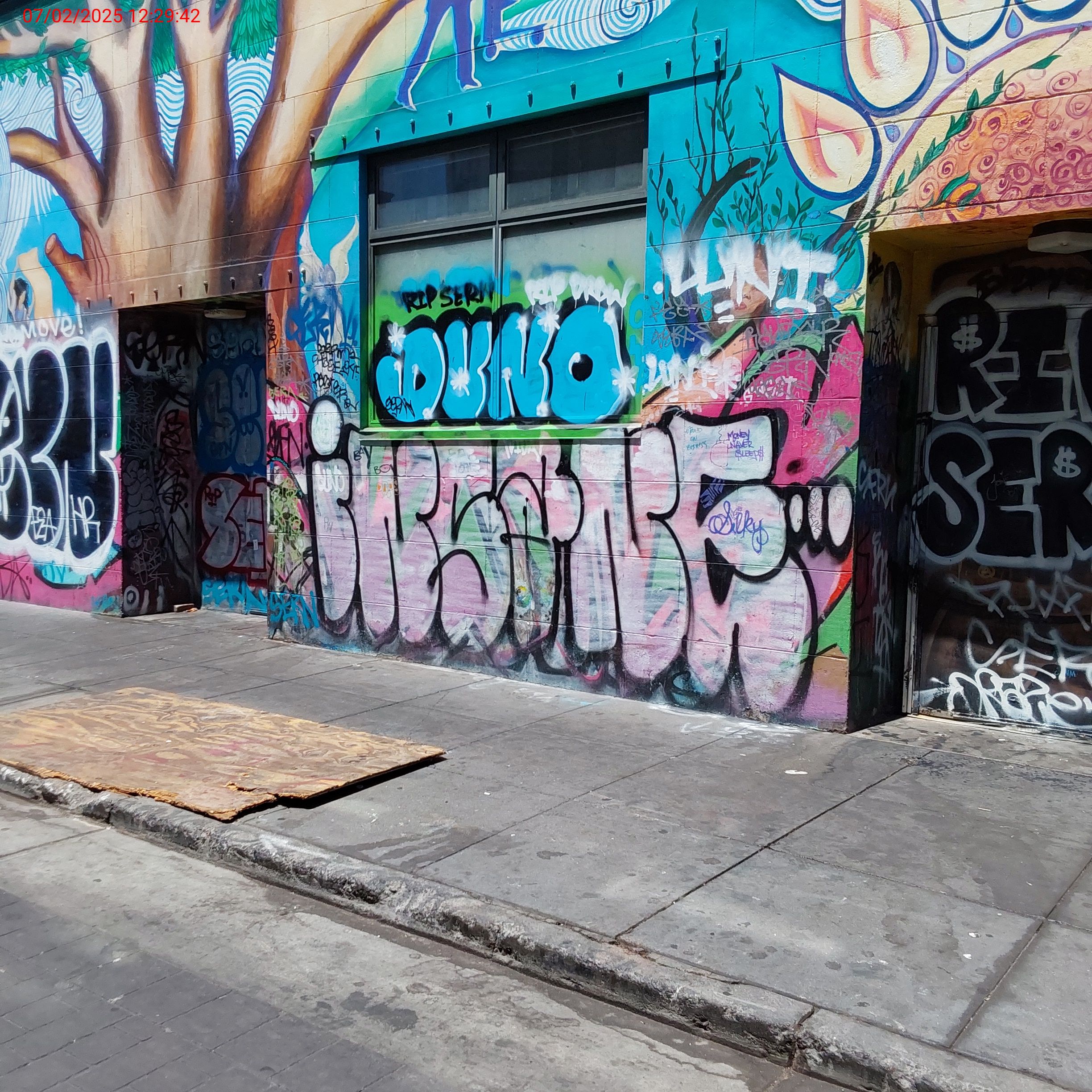 Graffiti at 131 06TH ST