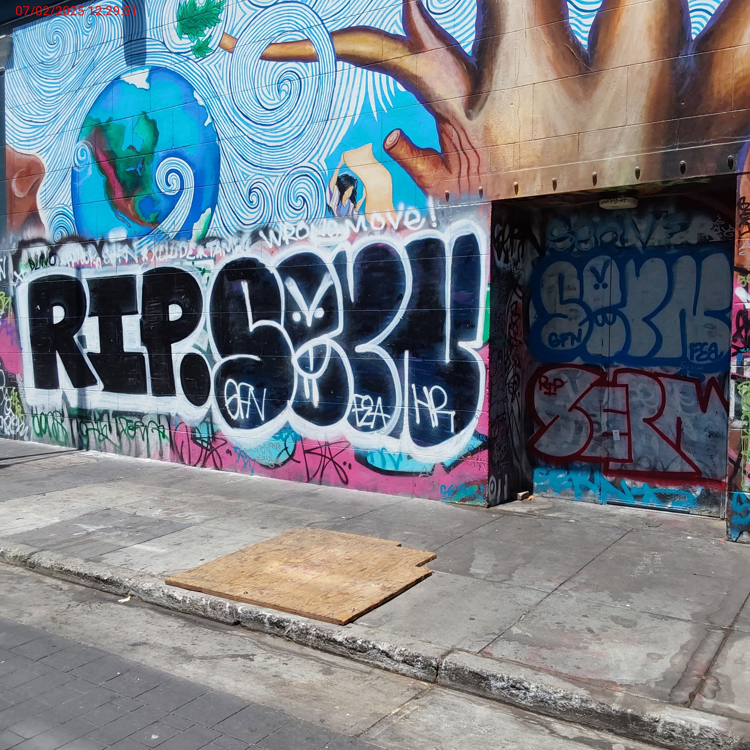 Graffiti at 131 06TH ST