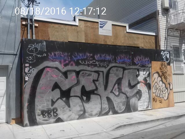 Graffiti at 445 HAYES ST