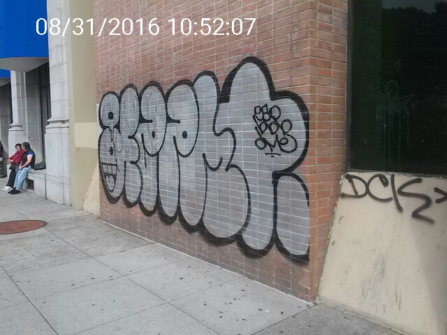 Graffiti at 389 09TH AVE