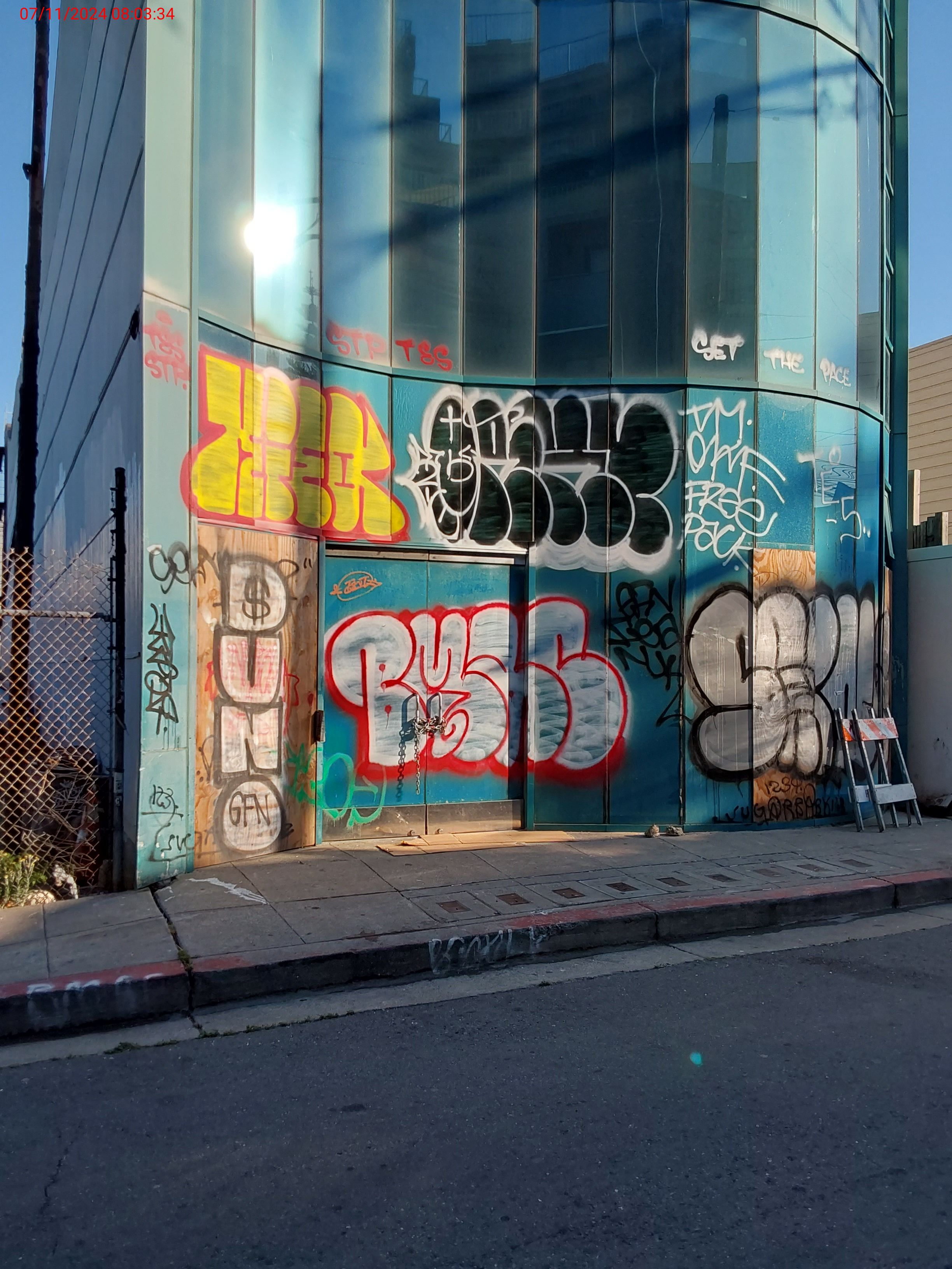 Graffiti at 989 FOLSOM ST