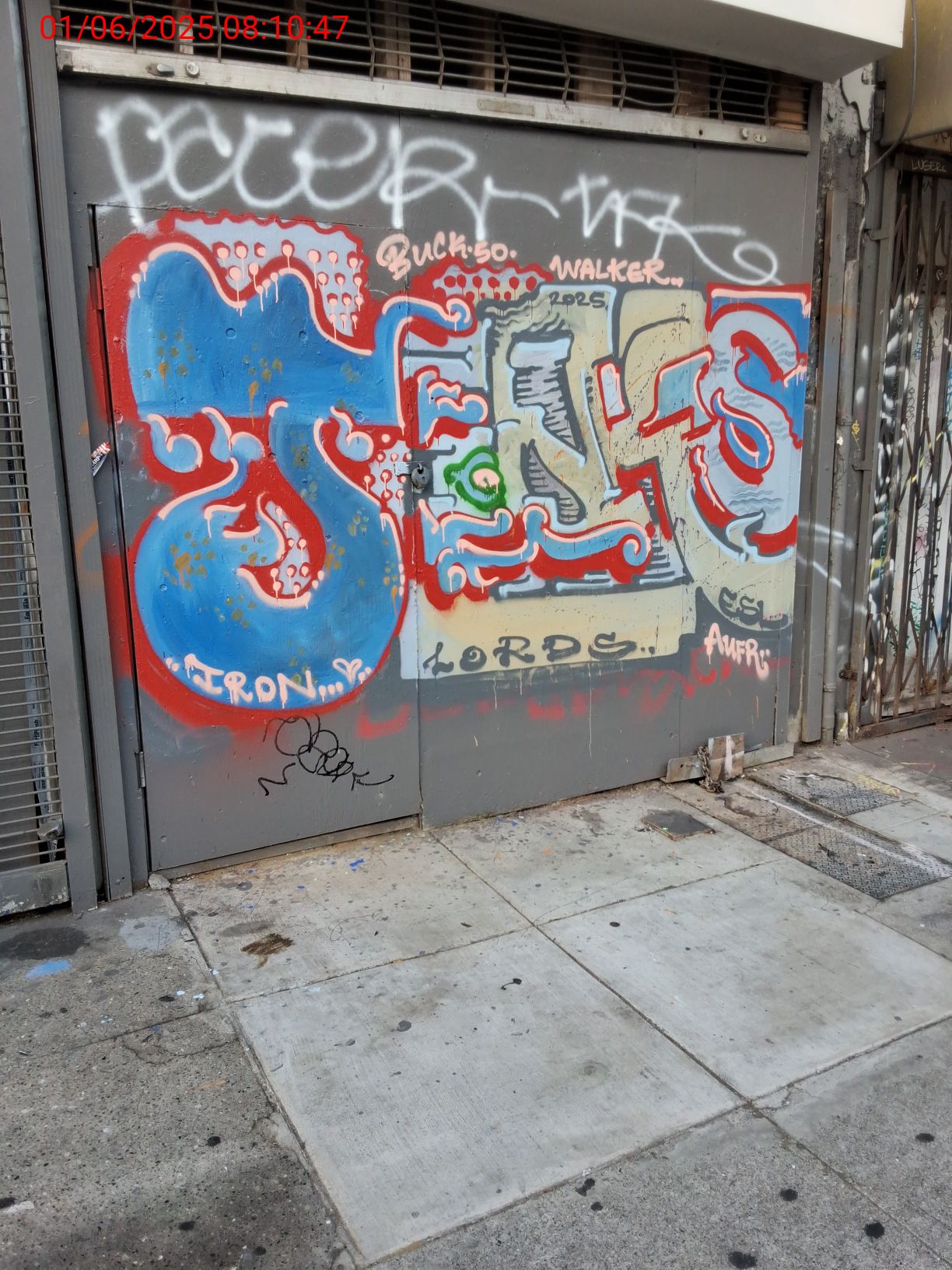 Graffiti at 2374 MISSION ST