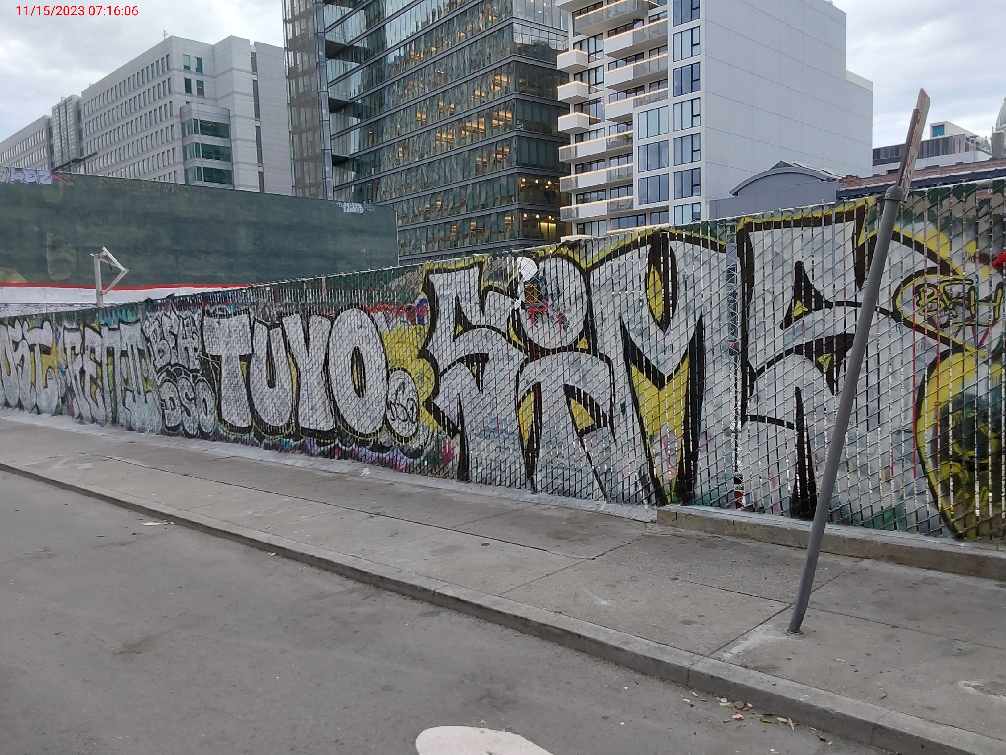 Graffiti at 600 VAN NESS AVE