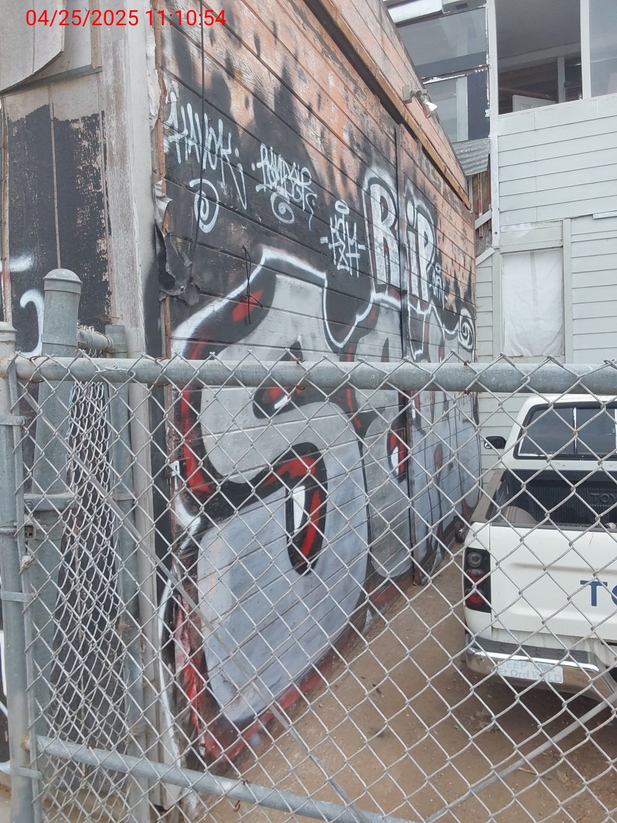 Graffiti at 1851 OAKDALE AVE