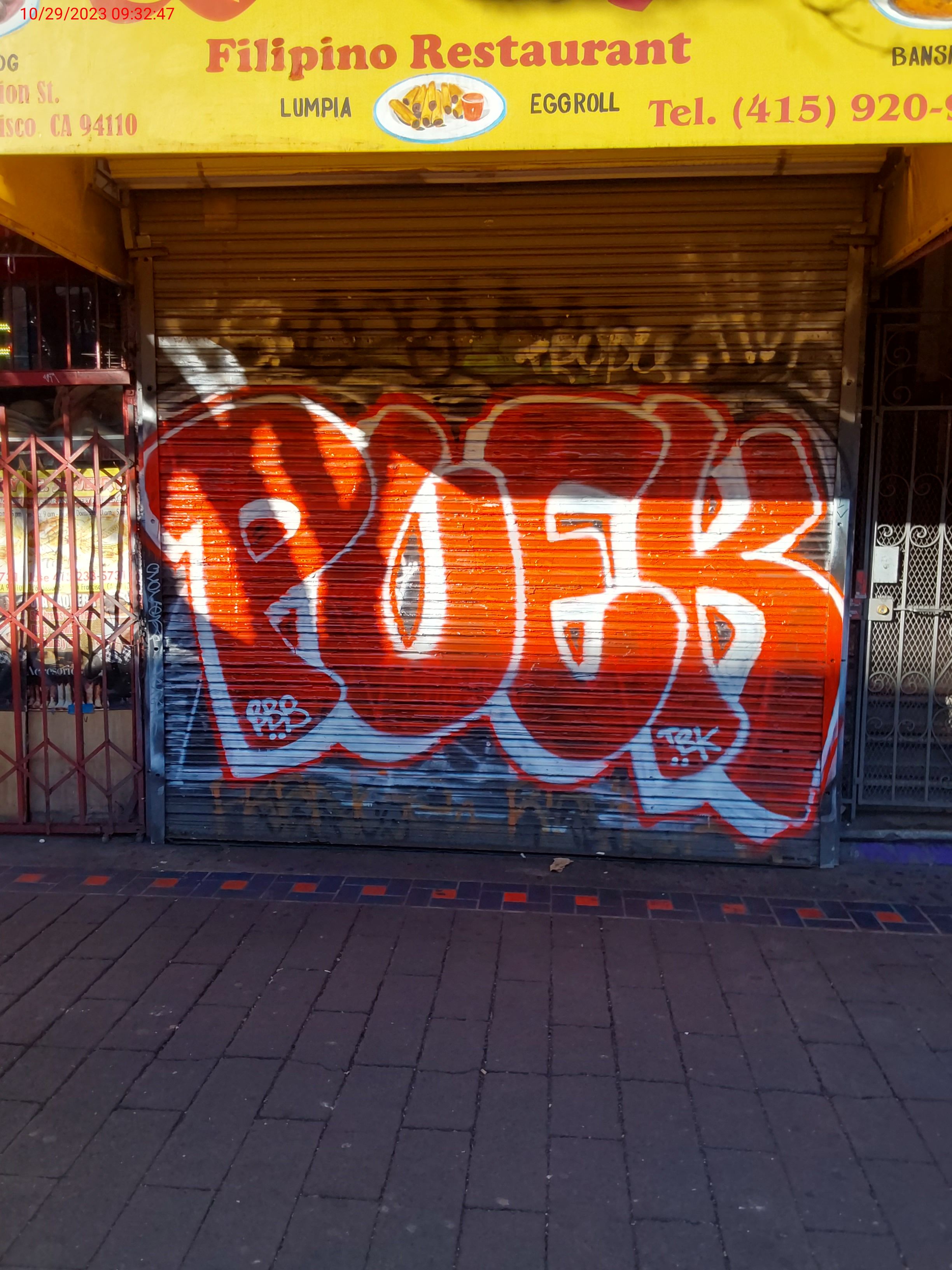 Graffiti at 2702 MISSION ST