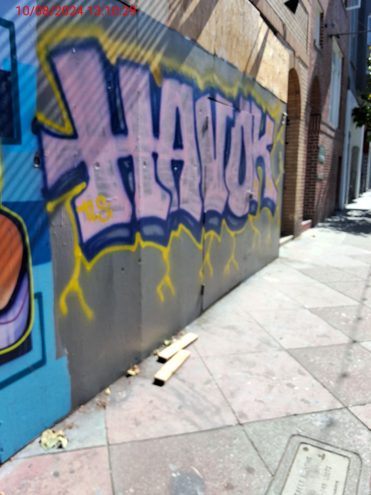 Graffiti at 975 VALENCIA ST