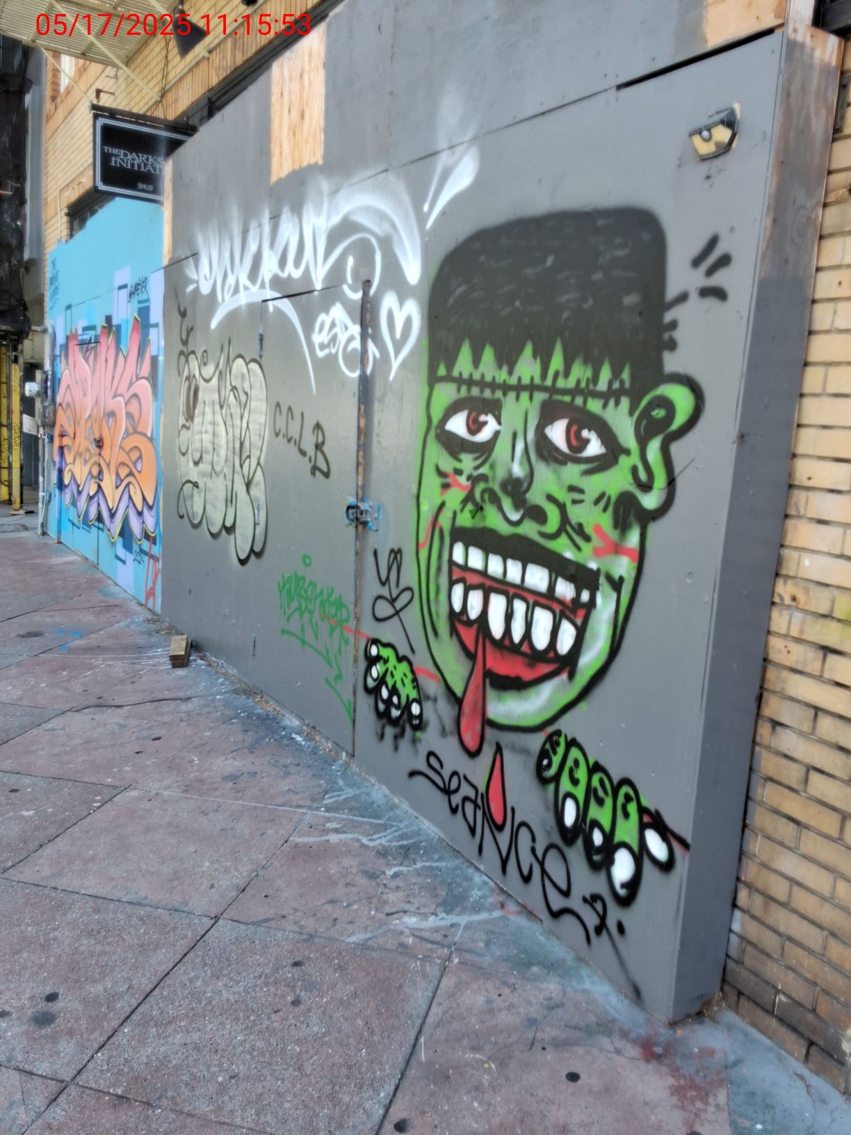 Graffiti at 975 VALENCIA ST