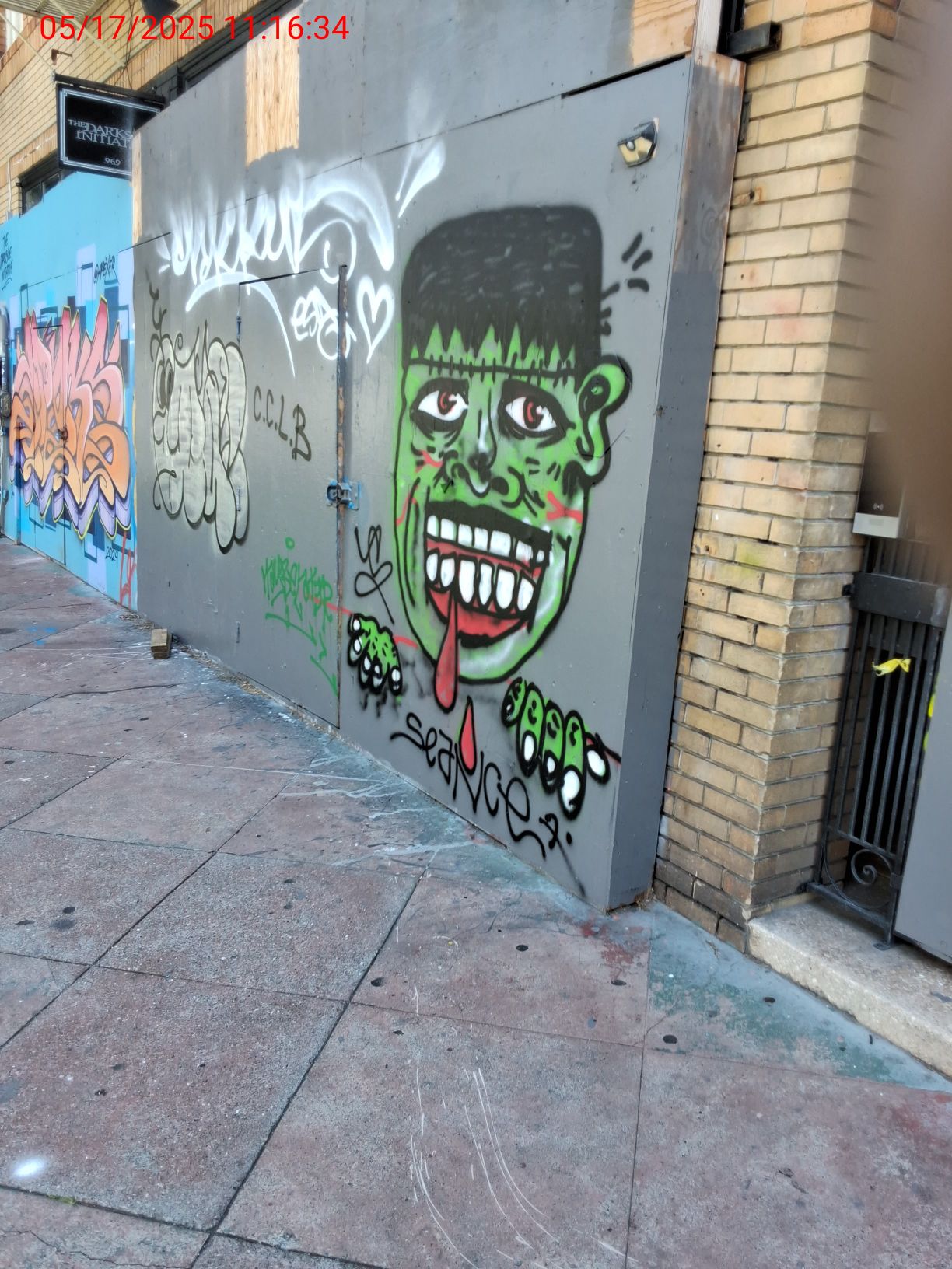 Graffiti at 975 VALENCIA ST